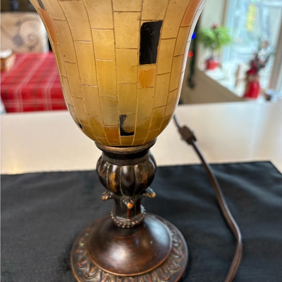 Vintage Ting Shen Mosaic Table Lamp With An Amber Shade and Bronze Metal Base - Picture 4 of 7